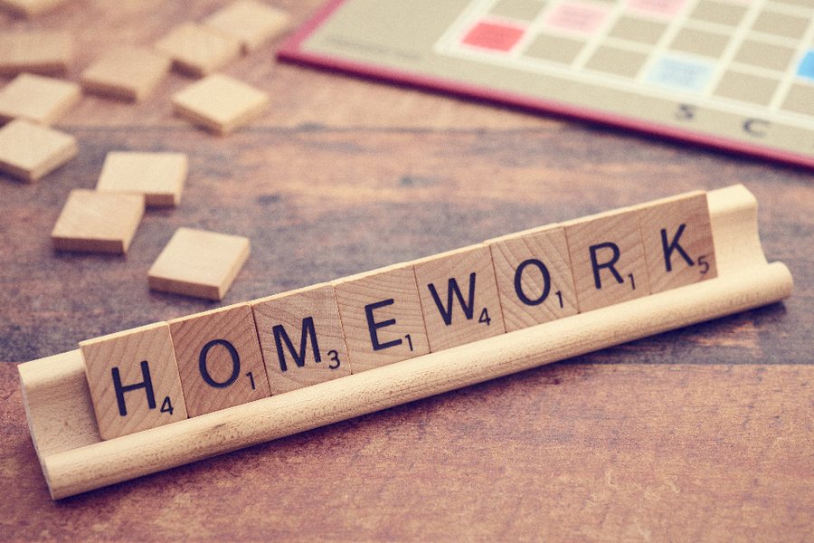 Lettres en bois formant le mot homework : adapter les devoirs fait partie des aménagements scolaires du TDAH