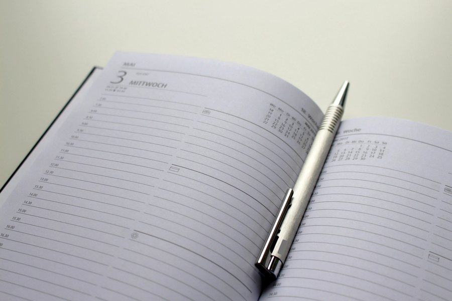 Carnet ouvert et stylo pour préparer le dossier du diagnostic TDAH de son enfant