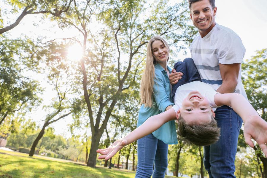 Parents et enfant jouant au parc, une récompense choisie dans l'économie de jetons