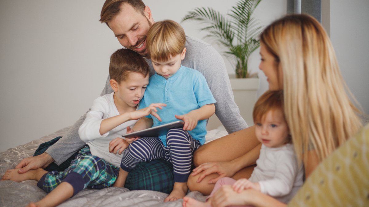 Parents et enfants devant une tablette à la maison : ce que dit l'étude sur les écrans et le TDAH