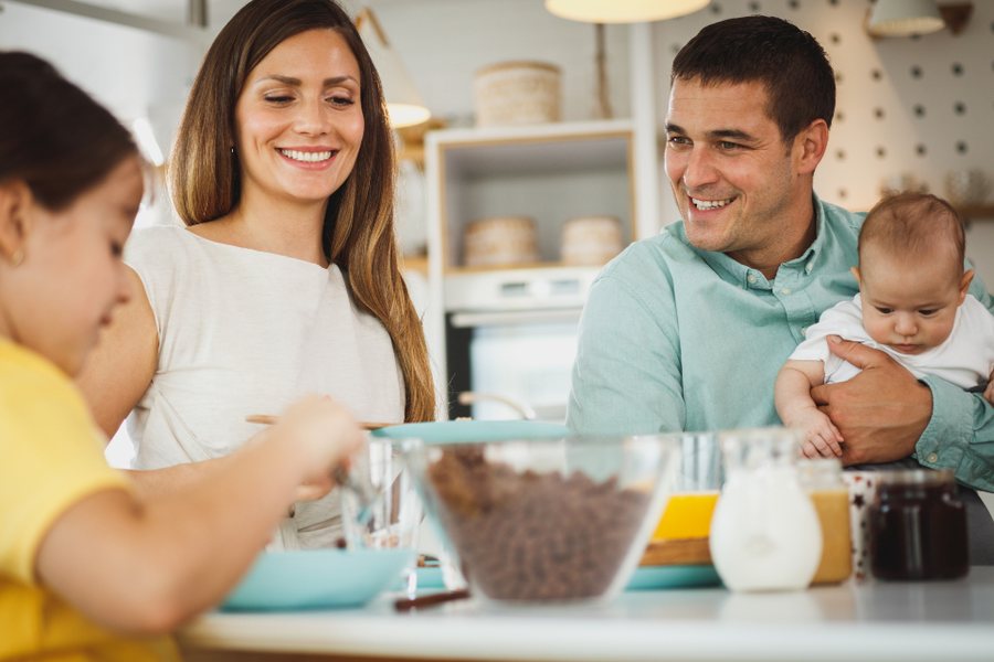 Petit déjeuner en famille : le matin, une consigne courte aide l'enfant TDAH qui n'écoute pas