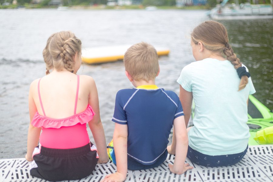 Une grande sœur qui serre son petit frère dans ses bras : le lien dans la fratrie d'un enfant TDAH