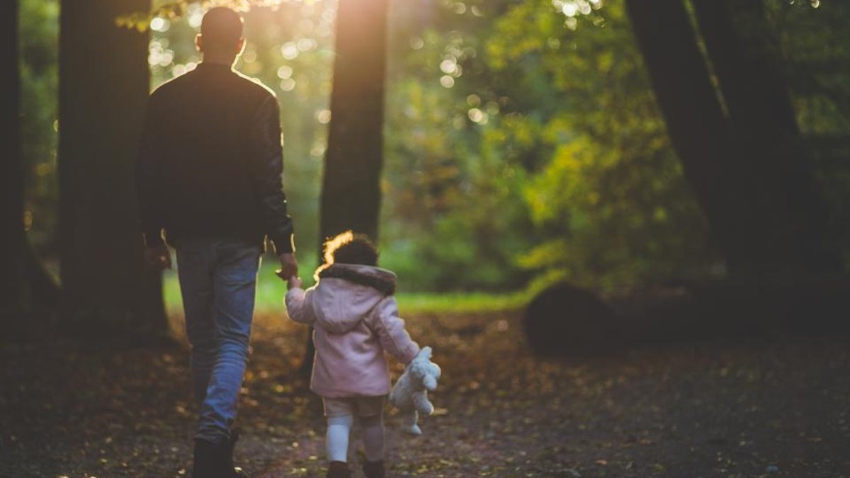 Père et fille en promenade d'automne : comprendre la hausse des diagnostics TDAH et autisme chez les enfants