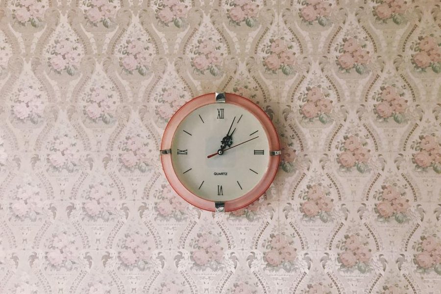 Horloge murale à aiguilles : un temps abstrait que le minuteur visuel rend concret pour l'enfant TDAH