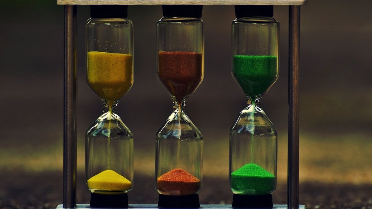 Trois sabliers colorés, l'ancêtre du minuteur visuel TDAH pour enfant