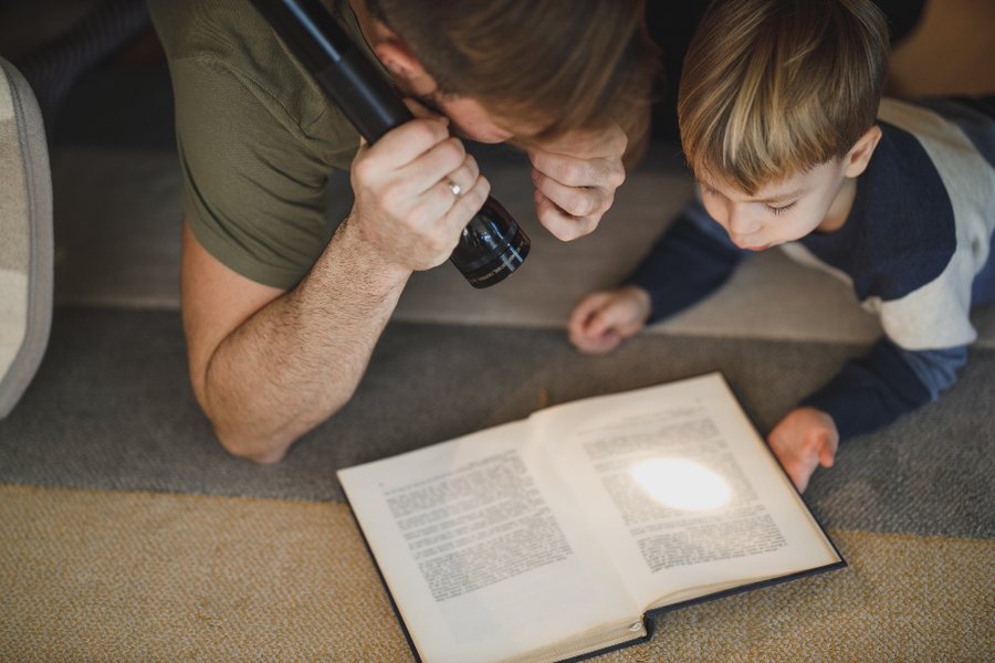 Père qui lit avec son fils, un moment d'attention positive comme dans le programme Barkley
