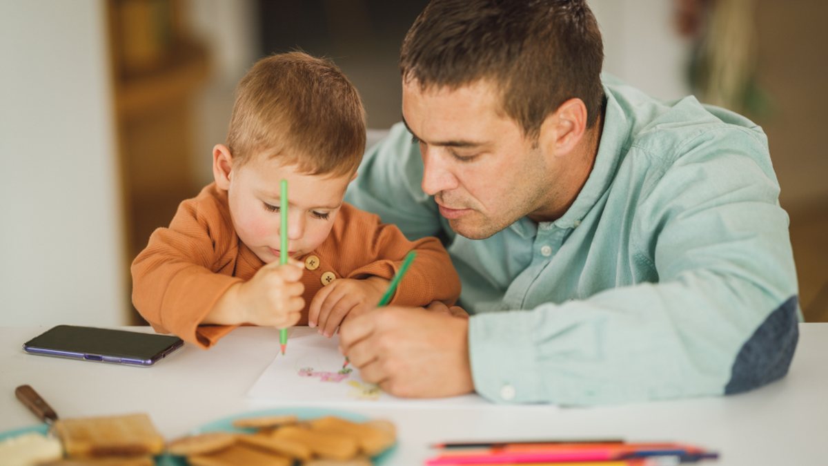 Père qui dessine avec son fils : l'attention positive, première étape du programme Barkley