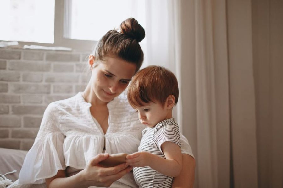 Mère attentive à son jeune enfant : le renforcement positif commence par remarquer ce qui va bien