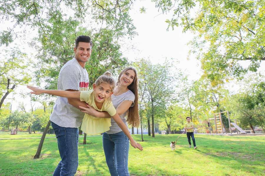 Parents et enfant au parc : accompagner un enfant TDAH ou autiste au quotidien