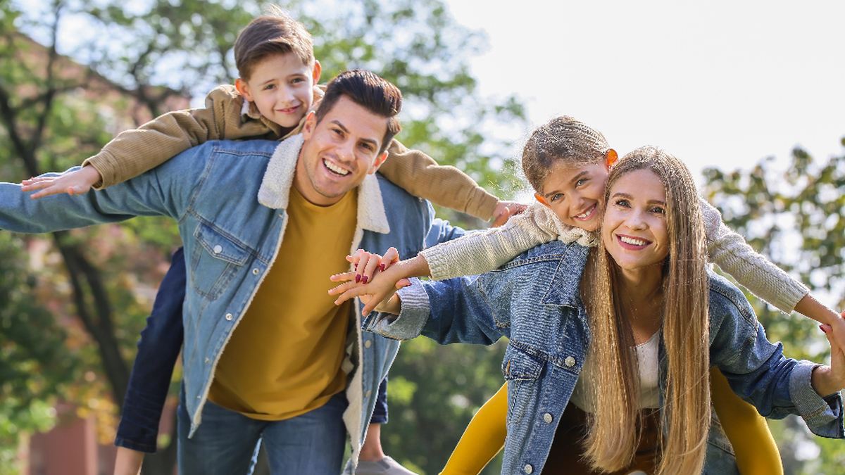 Parents et enfants dehors à l'automne : ce que la rentrée 2026 change pour les familles TDAH et autisme