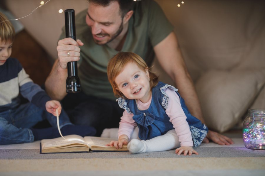 Lecture en famille à la lampe de poche : un temps calme avant le coucher de l'enfant TDAH