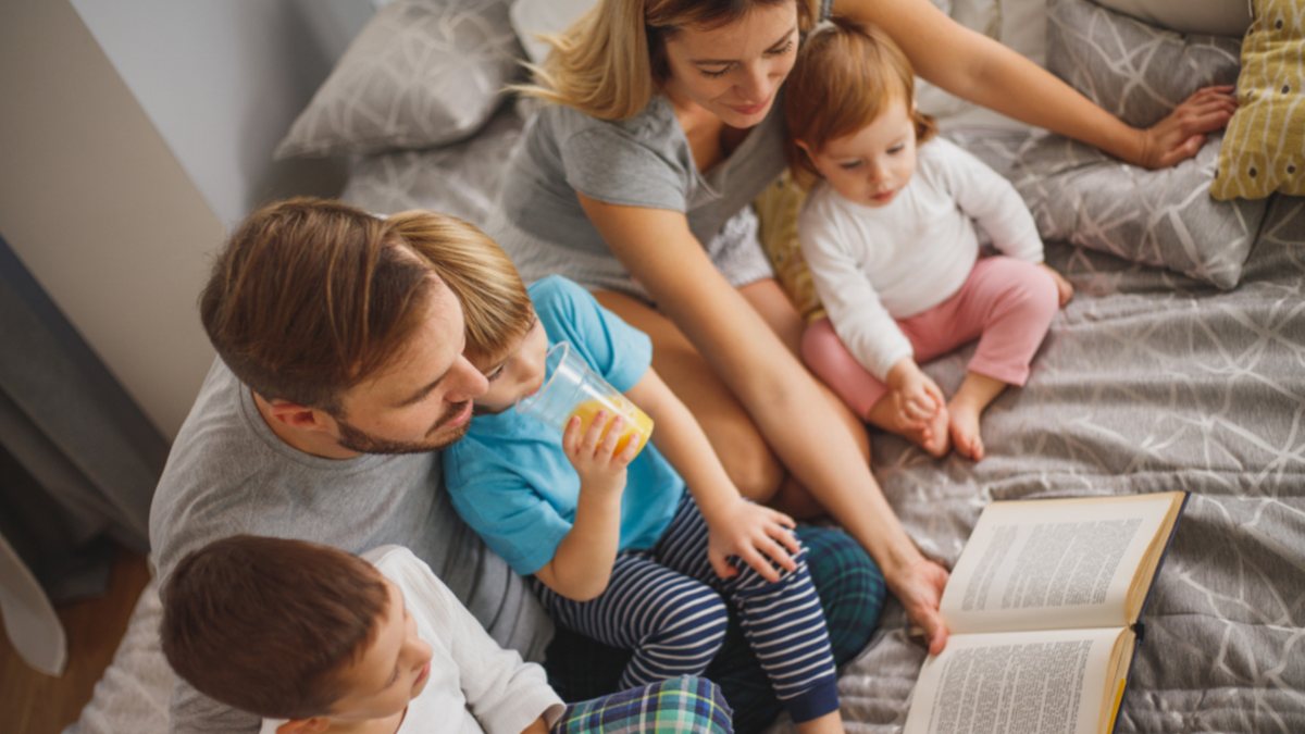 Parents et enfants réunis pour l'histoire du soir, dernière étape de la routine du soir TDAH