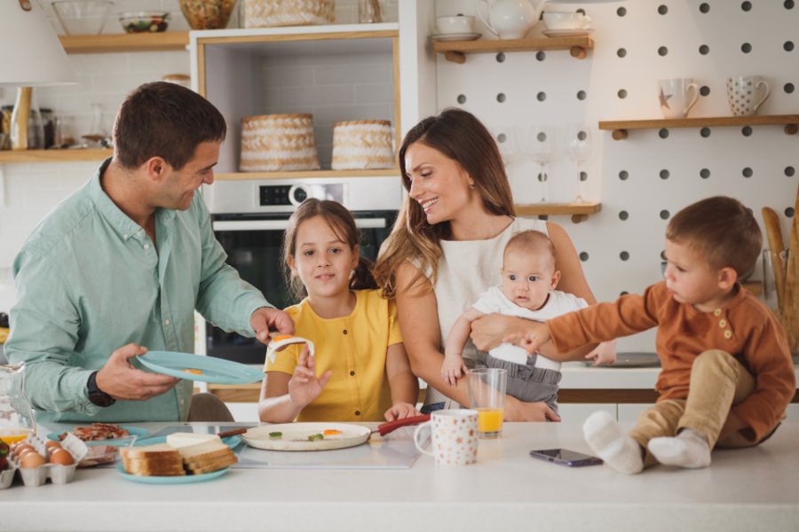 Famille à table le matin : chaque étape de la routine du matin de l'enfant TDAH est prévue à l'avance