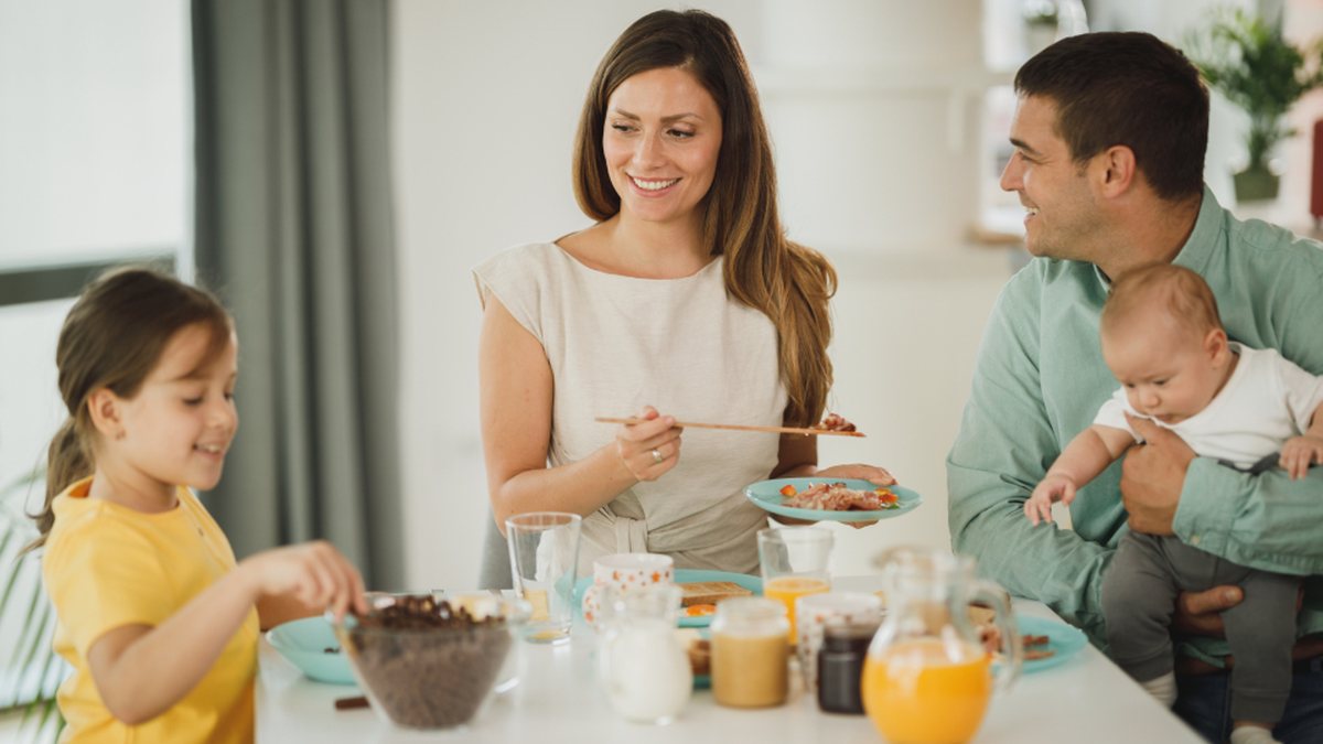 Famille au petit-déjeuner : une routine du matin TDAH sereine avant l'école