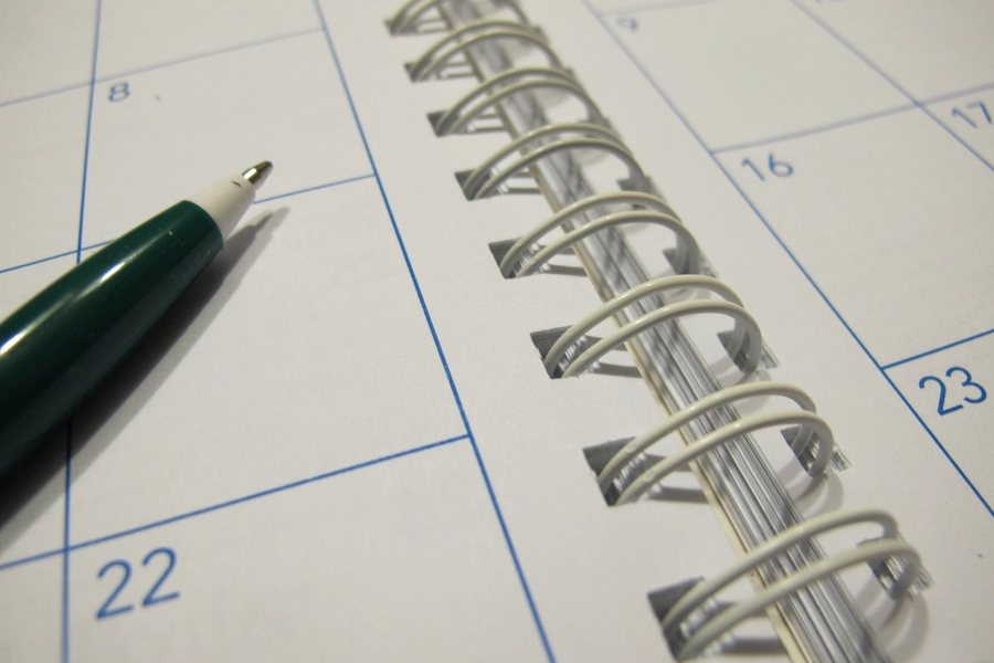 Calendrier à spirale et stylo pour préparer les étapes de la routine visuelle d'un enfant