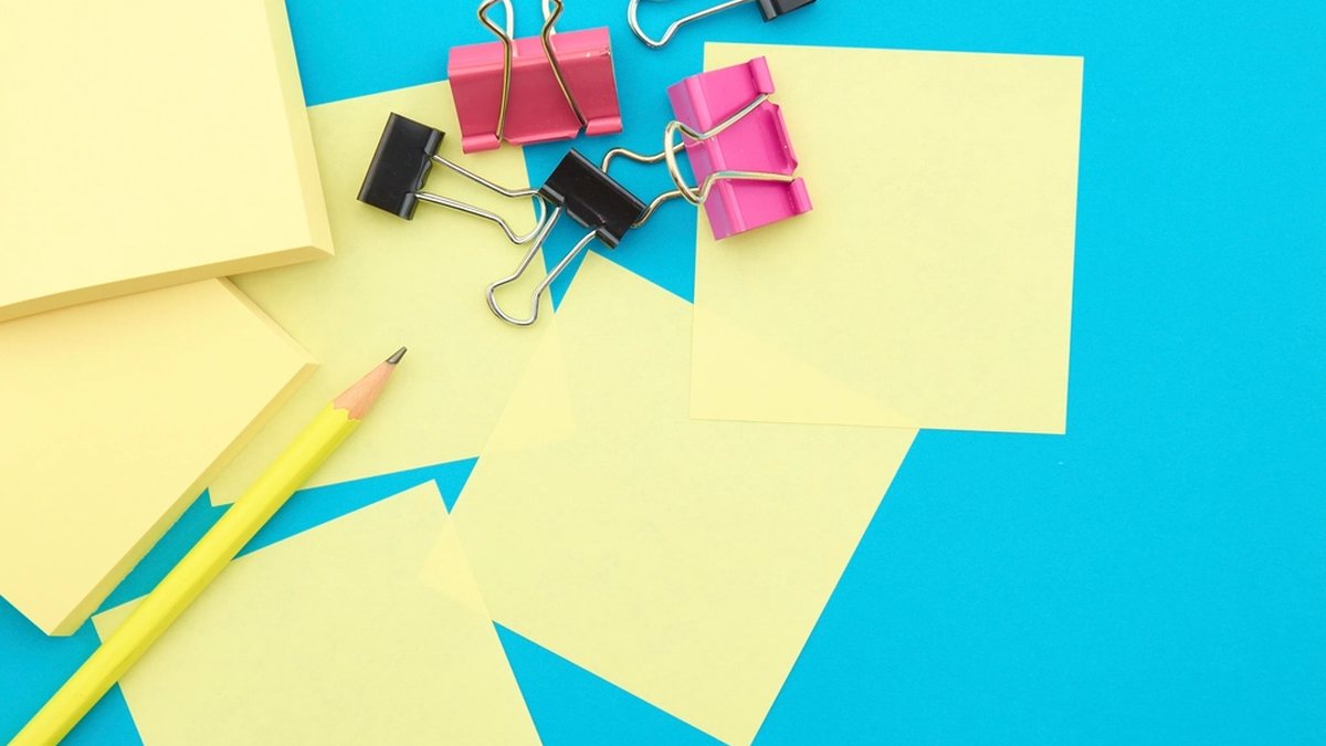 Notes adhésives et fournitures colorées pour fabriquer la routine visuelle d'un enfant TDAH