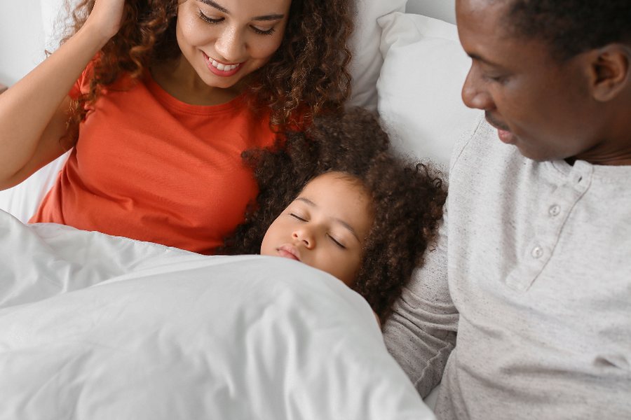 Enfant endormi entre ses parents : des nuits plus calmes pour un enfant TDAH qui dort mal