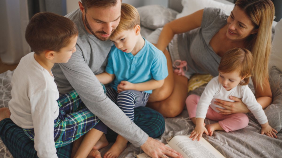 Parents et enfants réunis sur le lit avant le coucher : comprendre le sommeil de l'enfant TDAH