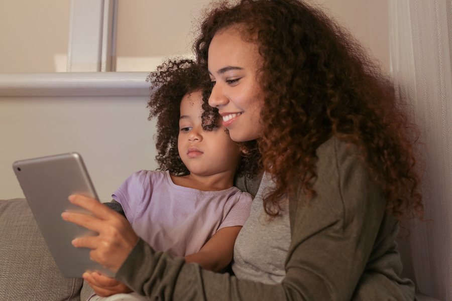 Parent qui accompagne son enfant TDAH pour une consigne simple, étape par étape