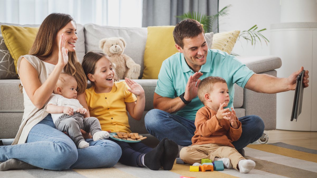 Parent et enfant TDAH jouant ensemble à la maison, illustration de la définition du TDAH au quotidien