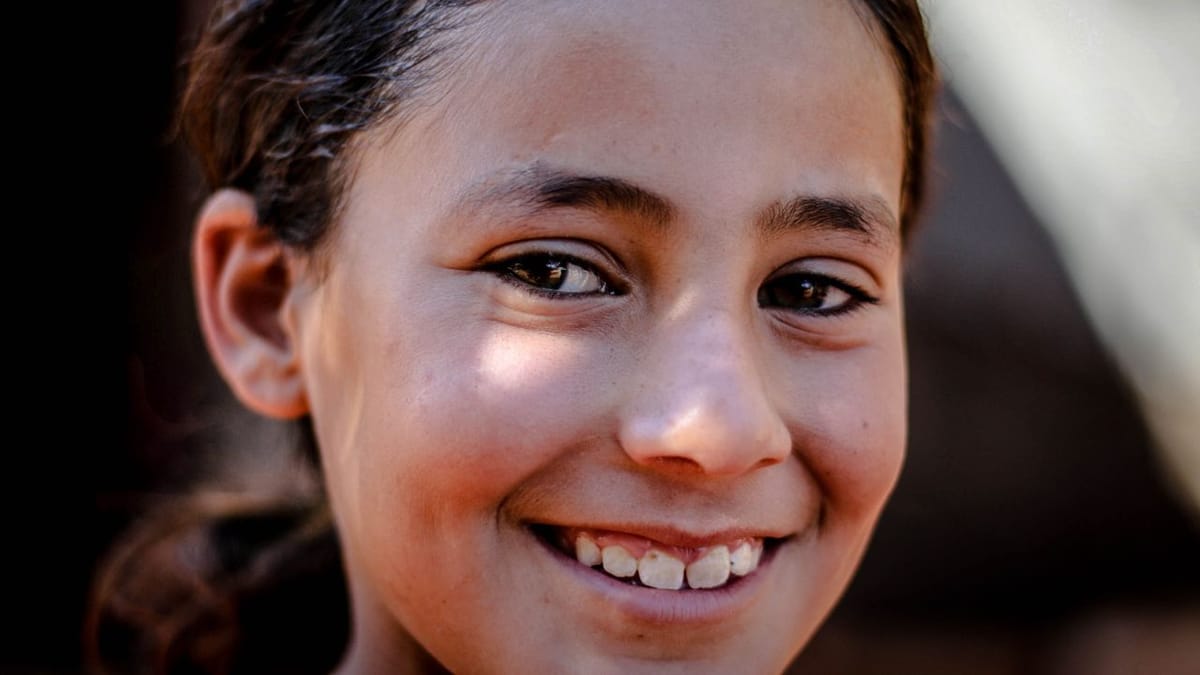 Portrait d'une enfant souriante et confiante