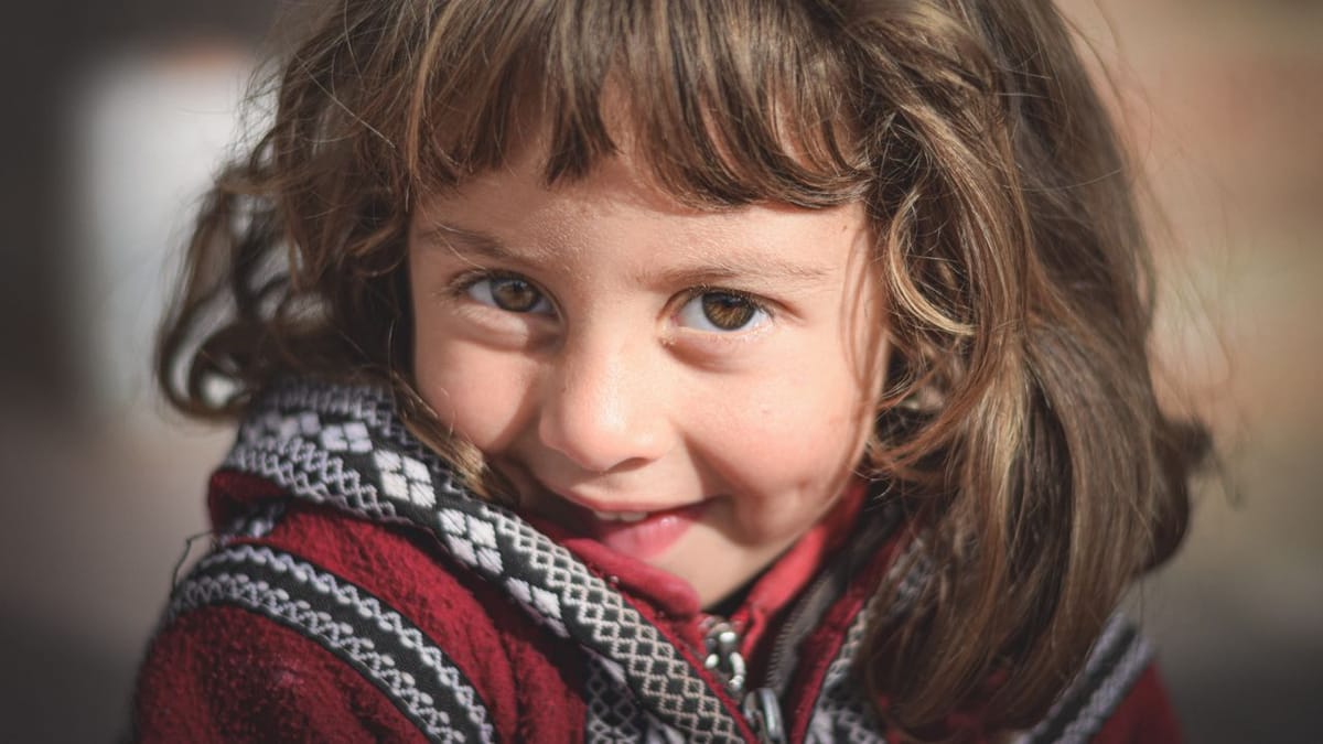 Jeune enfant au regard vif et souriant
