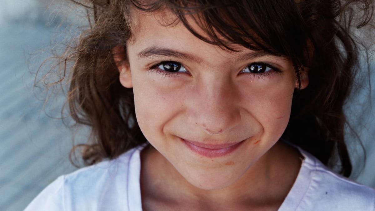 Petite fille au grand sourire, fière de sa réussite